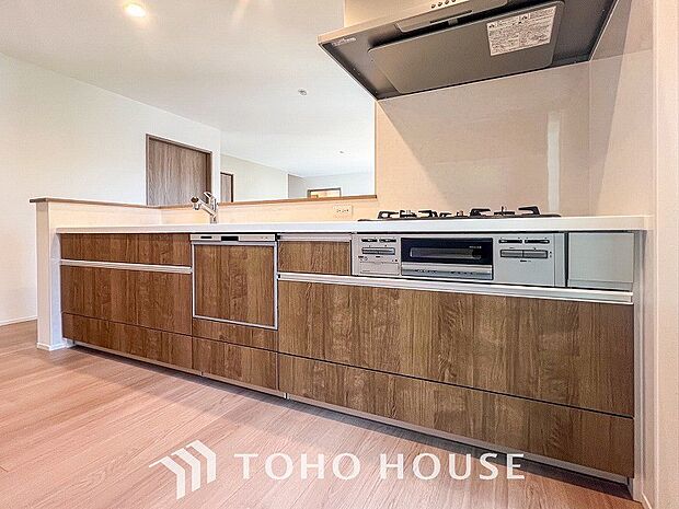 明るい自然光が入る対面キッチン。家族そろってキッチンに立っても調理がしやすく余裕の広さ。