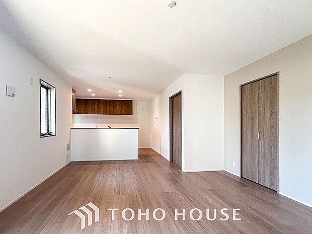 落ち着いた雰囲気に包まれた伸びやかな空間で、ゆったりと家族団らんの時間を過ごせます。