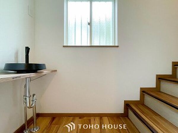 パブリックゾーンとプライベートゾーン繋ぐ階段。豊かな陽光が注ぎ込み、爽やかな住空間を演出。