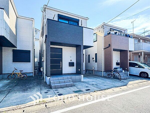 爽やかな青空の下に贅沢なほどに降り注ぐ陽光、豊かな居住性と、クオリティが見事に調和した住空間。