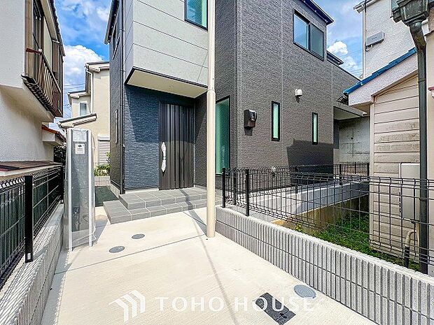 住む人や訪れる人やさしくエスコートする玄関アプローチ。