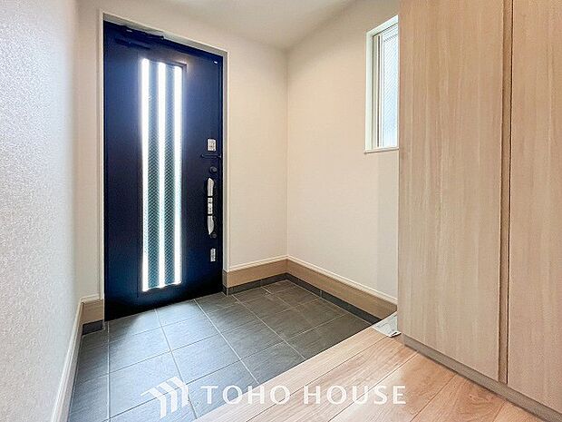 明るくコントラストのある、開放感と清潔感を兼ね備えた玄関。