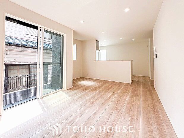 やわらかな陽射しがふりそそぎ、室内に開放感と爽快感をもたらします。