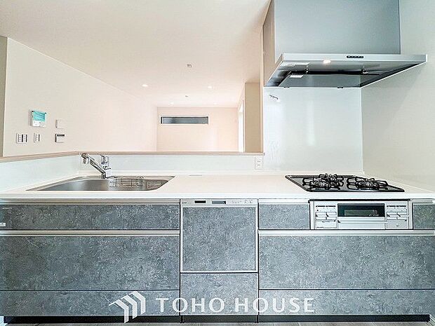 機能的で使い勝手のよさそうなキッチン。明るく清潔感があります。