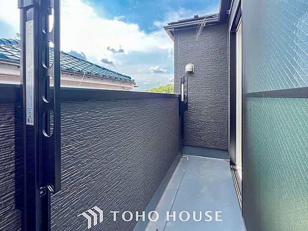 太陽の恵みをたっぷりと受けて、洗濯物も気持ちよく干せそうです。