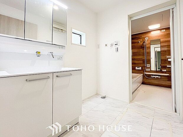 落ち着いた空間を演出するカラーと、ゆったりお使い頂ける広さが魅力のパウダールーム。