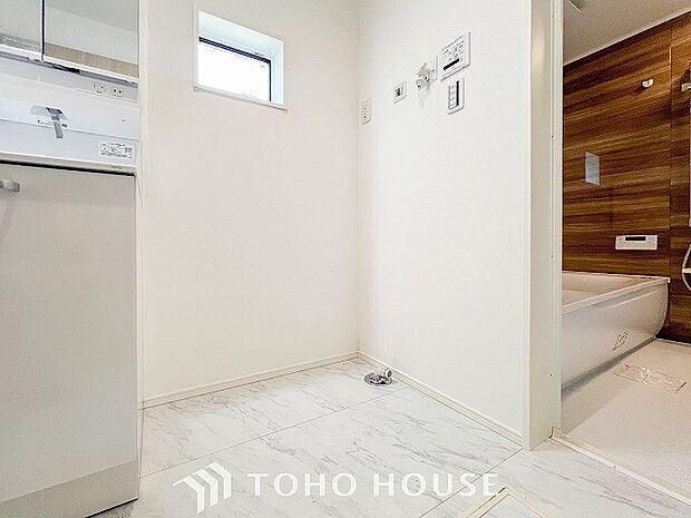 洗濯機を配置しても十分なスペースを確保しております。