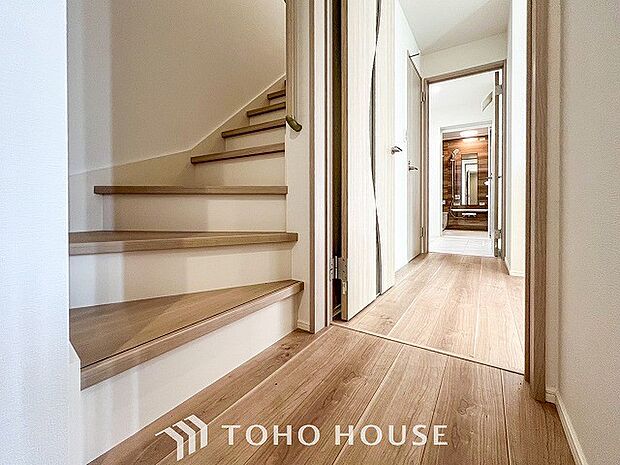 各フロアを結ぶ階段。集いの空間と一人の時間を楽しむプライベートルームをバランスよく繋いでいます。