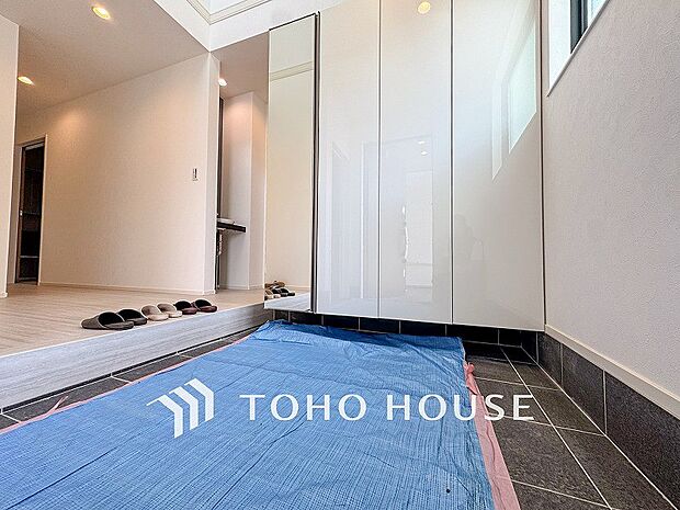 帰り着くたびに洗練されたテイストの空間に迎えられ誇りと喜びを感じる玄関まわりです。