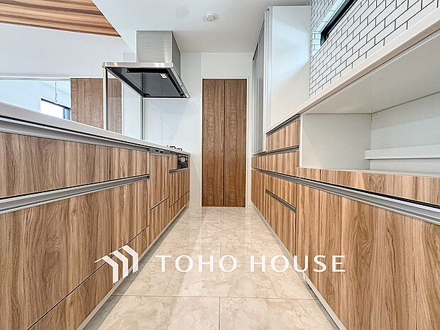 機能的で使い勝手のよさそうなキッチン。明るく清潔感があります。