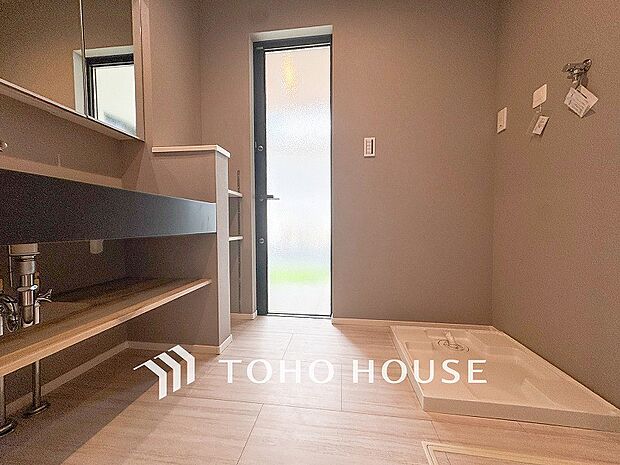 落ち着いた空間を演出するカラーと、ゆったりお使い頂ける広さが魅力のパウダールーム。