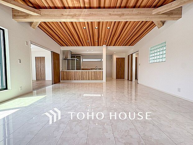 あたたかい日差しがたっぷり降り注ぐLDKは自然と家族の顔があかるい笑顔に。