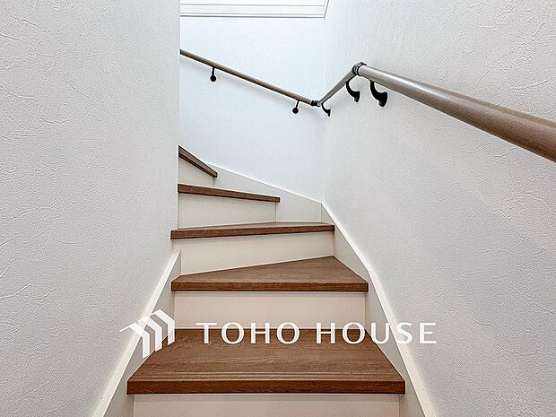 パブリックゾーンとプライベートゾーン繋ぐ階段。豊かな陽光が注ぎ込み、爽やかな住空間を演出。