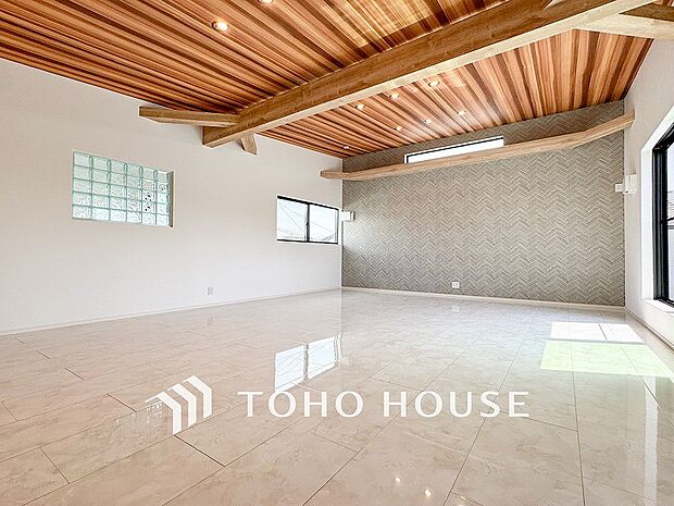 光と風があふれる開放的なリビングダイニングには自然と家族みんなが集まってきます。