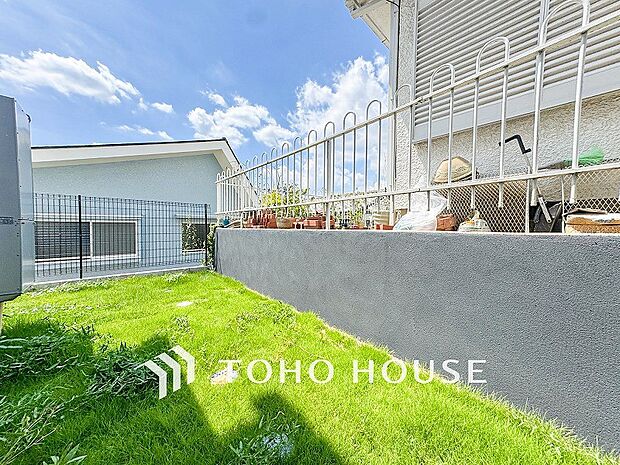 ちょっとしたお庭は、開放的な素敵な空間を演出しております。