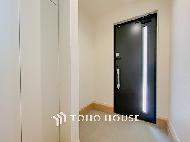 住まいの顔となる玄関は、落ち着きと華やぎの満ちた空間に。