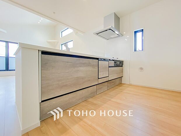 お手入れのしやすいすっきりしたシステムキッチンを採用しました。