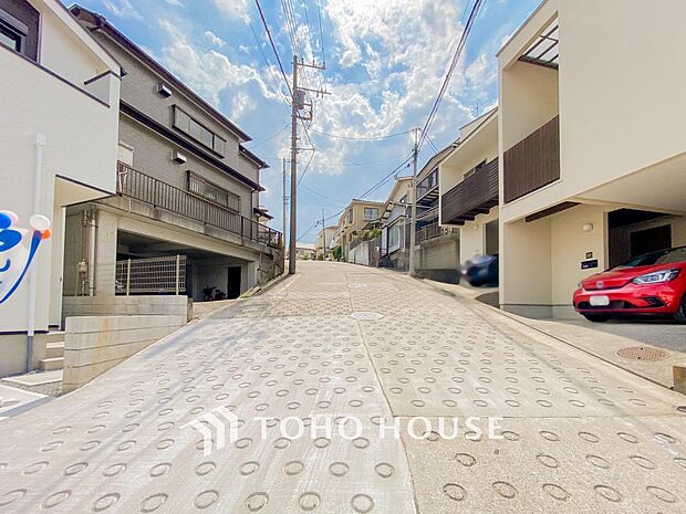 前面道路含む現地写真『快適』は「家」と「街」と「環境」が調和した時に訪れるだと改めて感じさせてくれます。