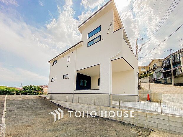 住む人を映し出す洗練された佇まいは、いつまでも輝き続けながらいつしか街の風景に溶け込んでいきます。