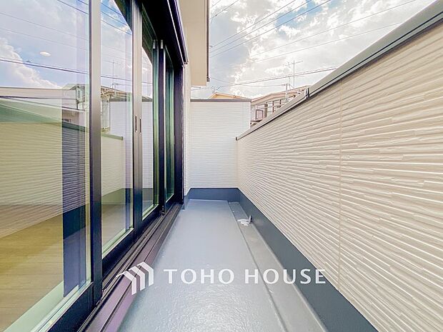 暮らしの中で光と風を演出してくれるバルコニー。