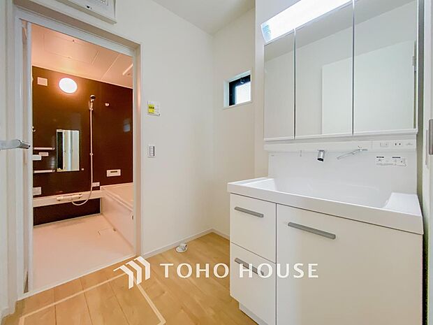 落ち着いた空間を演出するカラーと、ゆったりお使い頂ける広さが魅力のパウダールーム。