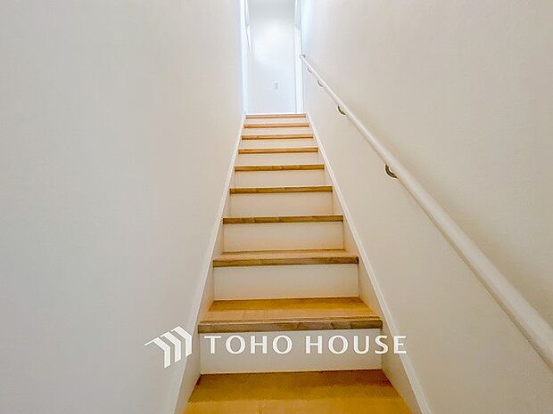 各フロアを結ぶ階段。集いの空間と一人の時間を楽しむプライベートルームをバランスよく繋いでいます。