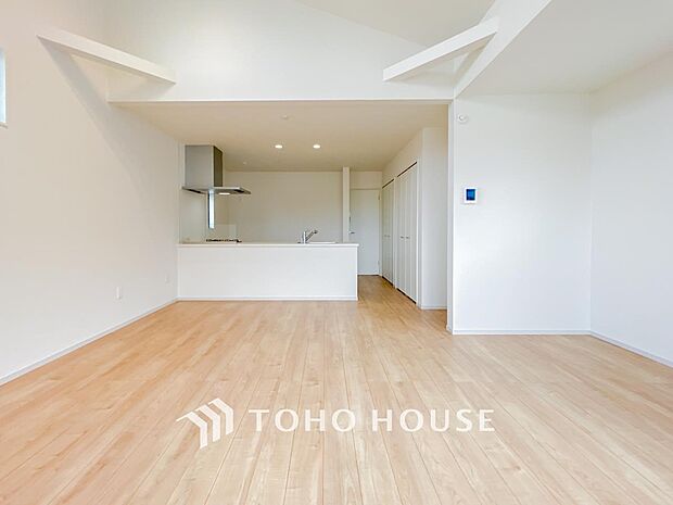 光と風があふれる開放的なリビングダイニングには自然と家族みんなが集まってきます。