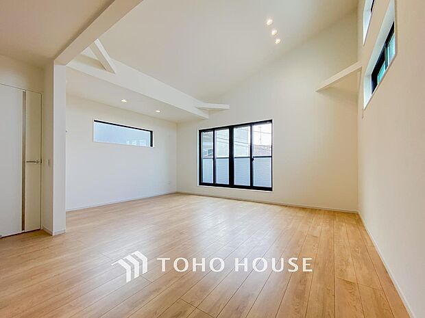 家族みんなが爽やかに健やかに過ごせるように、溢れる光をたっぷり取り込んだリビングダイニング。