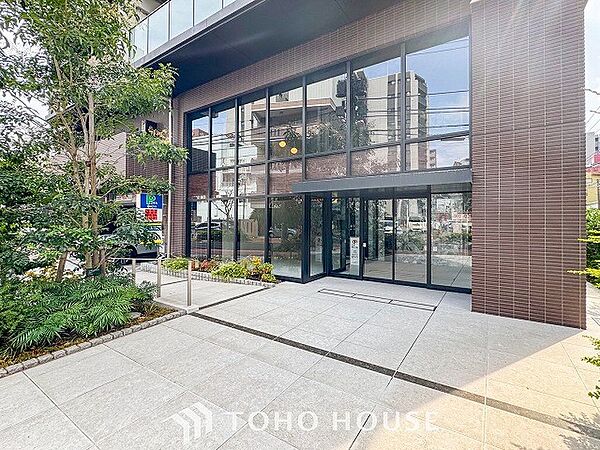 シャープでスタイリッシュなデザインが印象的な洗練の住まい。居住者を温かく迎えてくれる。