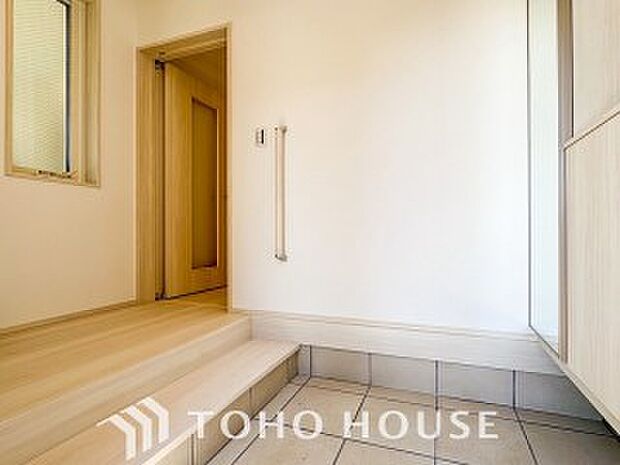 帰り着くたびに洗練されたテイストの空間に迎えられ誇りと喜びを感じる玄関まわりです。