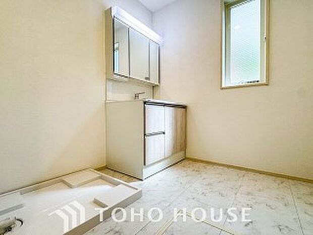 落ち着いた空間を演出するカラーと、ゆったりお使い頂ける広さが魅力のパウダールーム。