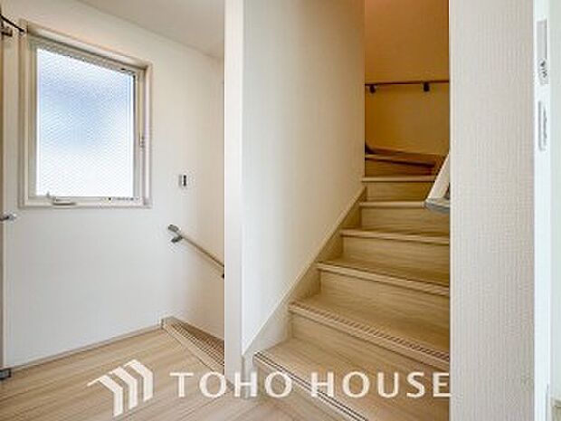 パブリックゾーンとプライベートゾーン繋ぐ階段。豊かな陽光が注ぎ込み、爽やかな住空間を演出。