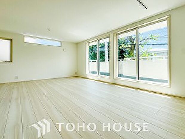 光と風があふれる開放的なリビングダイニングには自然と家族みんなが集まってきます。