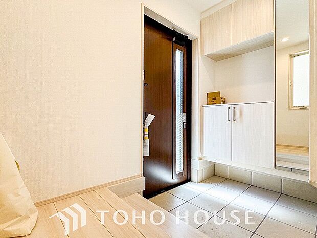 帰り着くたびに洗練されたテイストの空間に迎えられ誇りと喜びを感じる玄関まわりです。