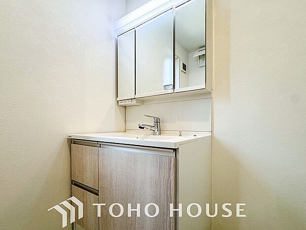 洗面台・洗面所十分な大きさの洗面台は、朝の慌ただしい時間でも余裕とゆとりを感じて頂けます。