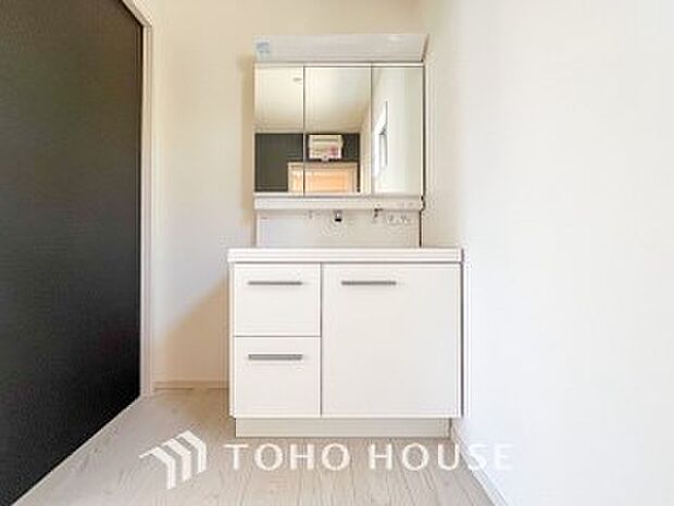 洗面台・洗面所十分な大きさの洗面台は、朝の慌ただしい時間でも余裕とゆとりを感じて頂けます。