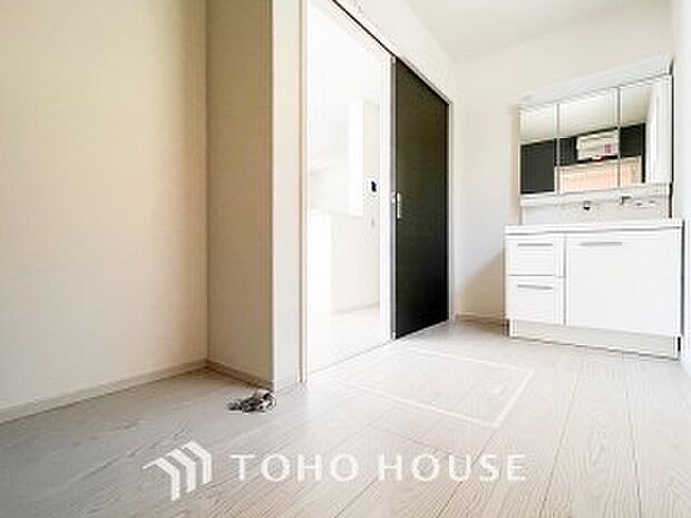 落ち着いた空間を演出するカラーと、ゆったりお使い頂ける広さが魅力のパウダールーム。