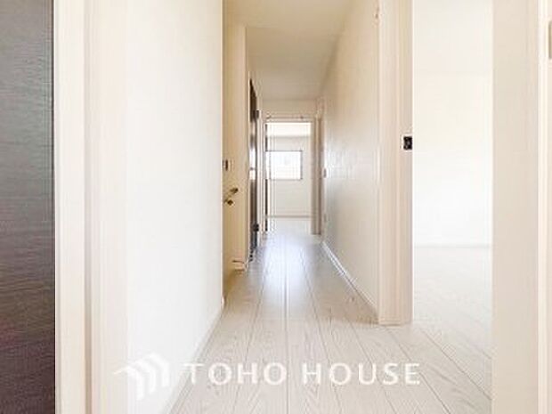 やわらかな陽射しがふりそそぎ、ゆったりした時間が流れる室内。