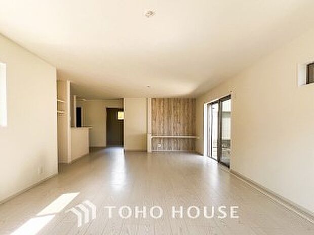 光と風があふれる開放的なリビングダイニングには自然と家族みんなが集まってきます。