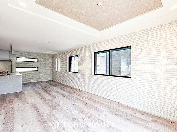 やわらかな陽射しがふりそそぎ、室内に開放感と爽快感をもたらします。