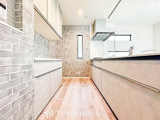 お手入れのしやすいすっきりしたシステムキッチンを採用しました。