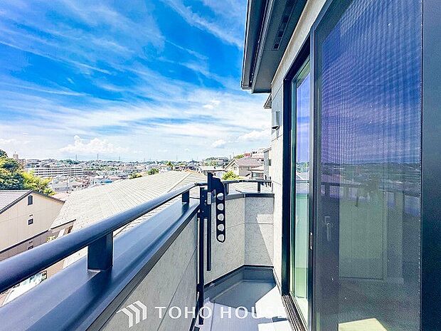 空を近くに、心地よい風を肌で感じることのできるバルコニー。