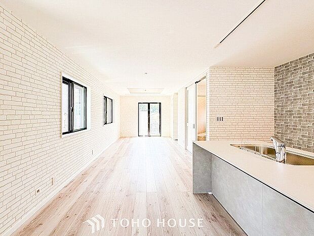 光と風があふれる開放的なリビングダイニングには自然と家族みんなが集まってきます。