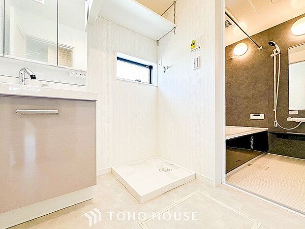 洗濯機を配置しても十分なスペースを確保しております。