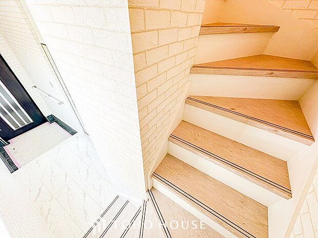 各フロアを結ぶ階段。集いの空間と一人の時間を楽しむプライベートルームをバランスよく繋いでいます。