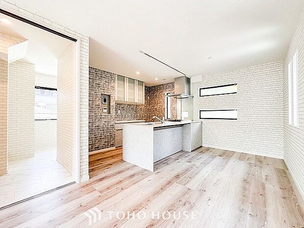 やわらかな陽射しがふりそそぎ、ゆったりした時間が流れる室内。