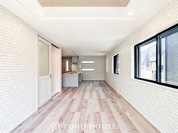 明るく開放的な空間が広がるLDK。室内には豊かな陽光が注ぎ込み、爽やかな住空間を演出。