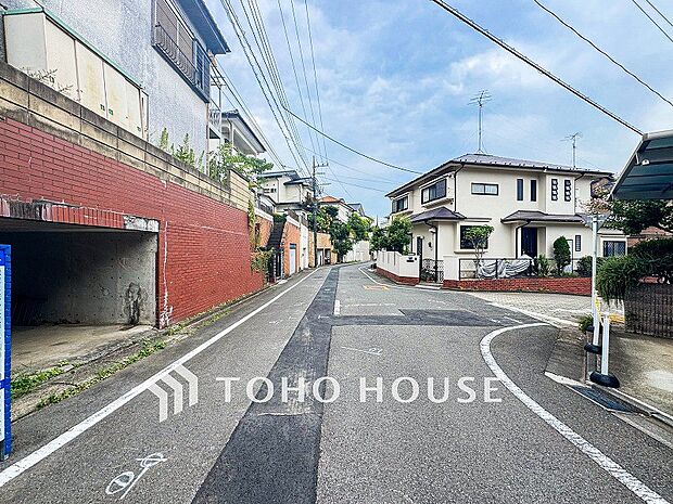 前面道路含む現地写真『快適』は「家」と「街」と「環境」が調和した時に訪れるだと改めて感じさせてくれます。