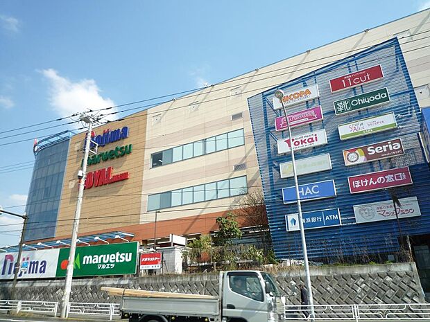 近隣に暮らす人たちの森や自然のような存在がコンセプトのショッピングセンター。駐車場754台分完備。