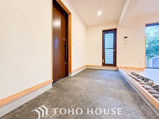 落ち着いたプライベートタイムへ誘う土間使用。デザインや素材が美しい調和を奏でている空間です。